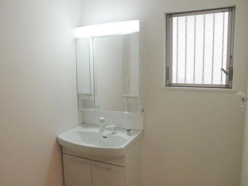 Wash basin, toilet. Bathroom vanity Three-sided mirror shower dresser