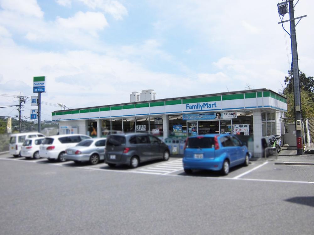 Convenience store. FamilyMart Kasugai Sakashita to the store 380m