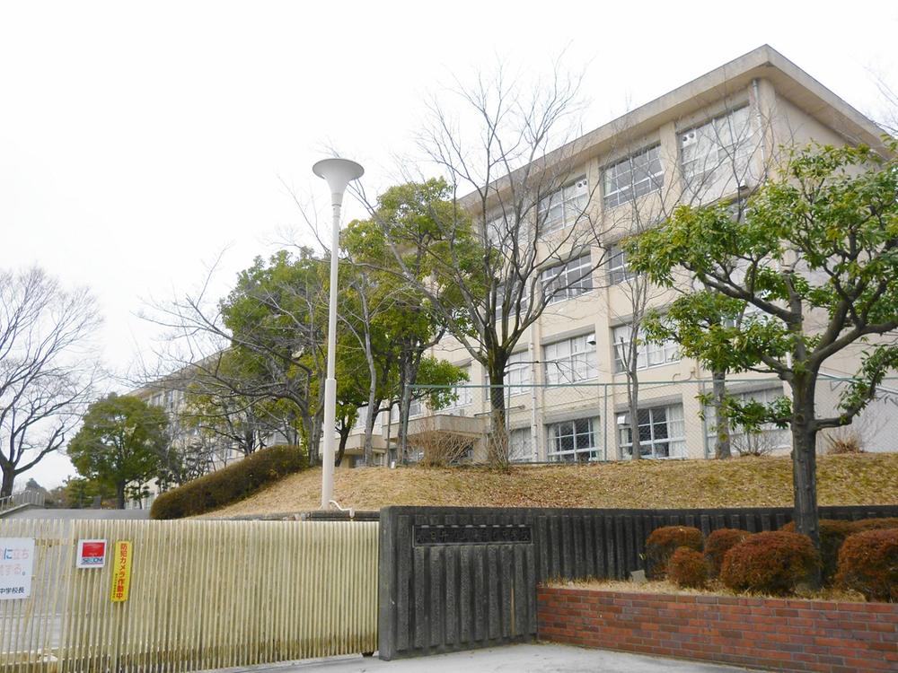 Junior high school. Kasugai Municipal Takamoridai until junior high school 1422m