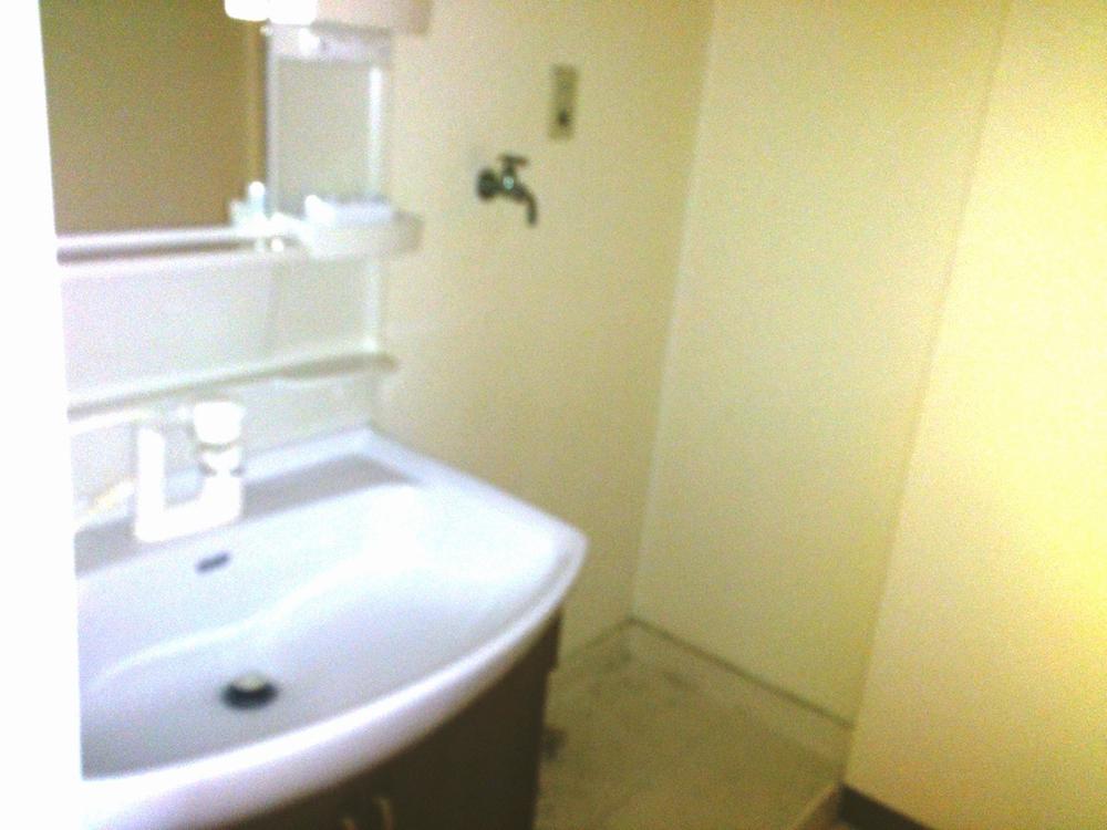 Wash basin, toilet. Indoor (10 May 2011) Shooting