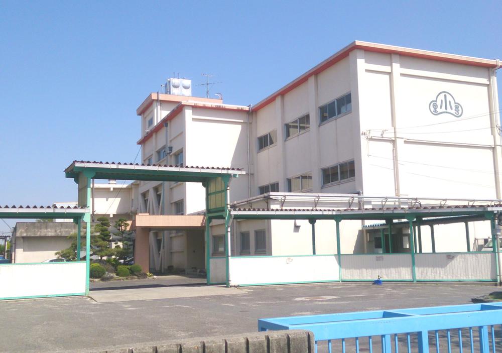 Primary school. 900m to Ono Elementary School