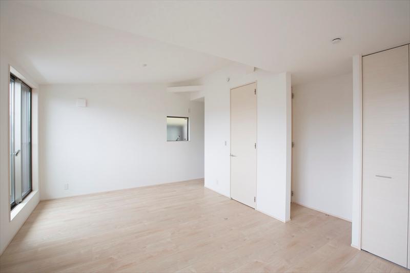 Non-living room. Building C Master Bedroom ・ The main bedroom and a Western-style Western-style gradient ceiling, You can also arrange to two rooms in accordance with the growth of the child. 