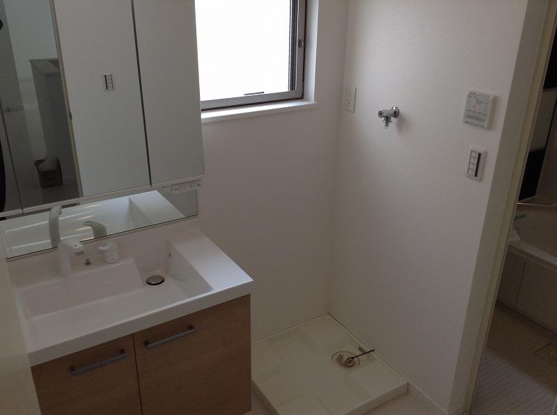 Wash basin, toilet. 2013.12.7 Shooting