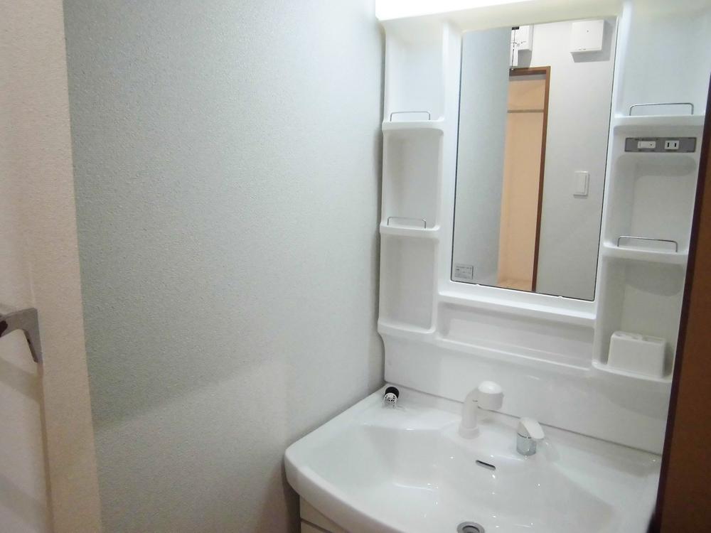 Wash basin, toilet. Basin: 2013 November shooting
