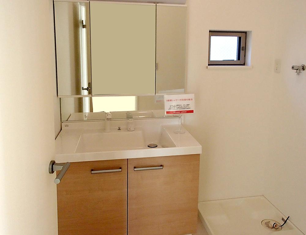 Wash basin, toilet. Building C room