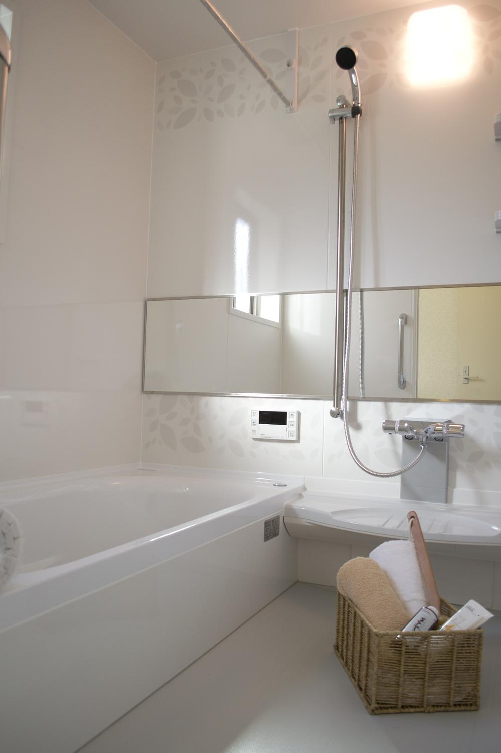 Bathroom. White is the bathroom, which was the keynote. With bathroom heating dryer, 1 is a year-round comfort.