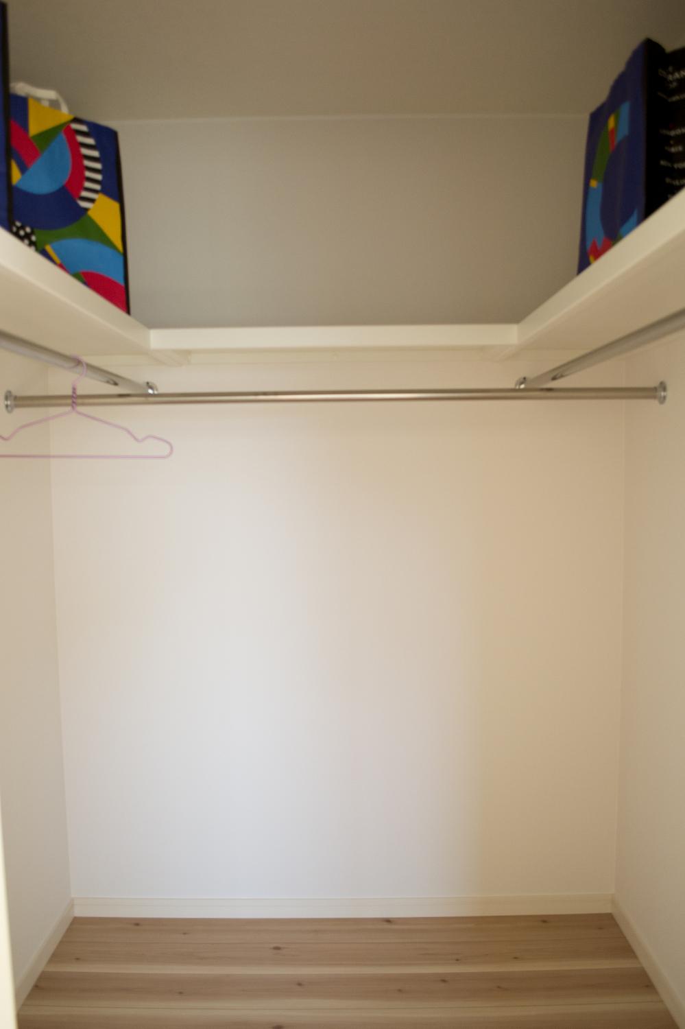 Receipt. Walk-in closet that can be stored securely. You can use widely the room because there is no need to put a chest of drawers.