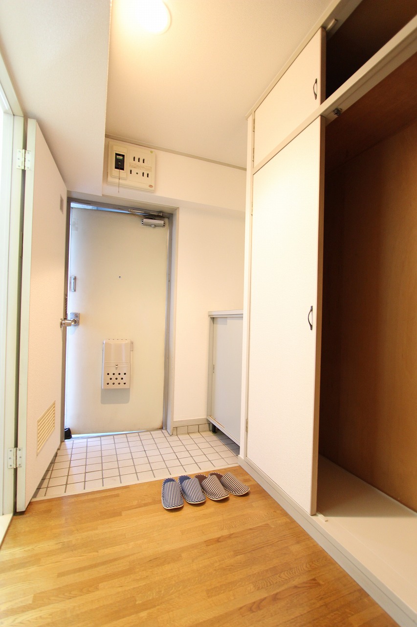 Entrance. Cupboard ・ Bright entrance there storage! 