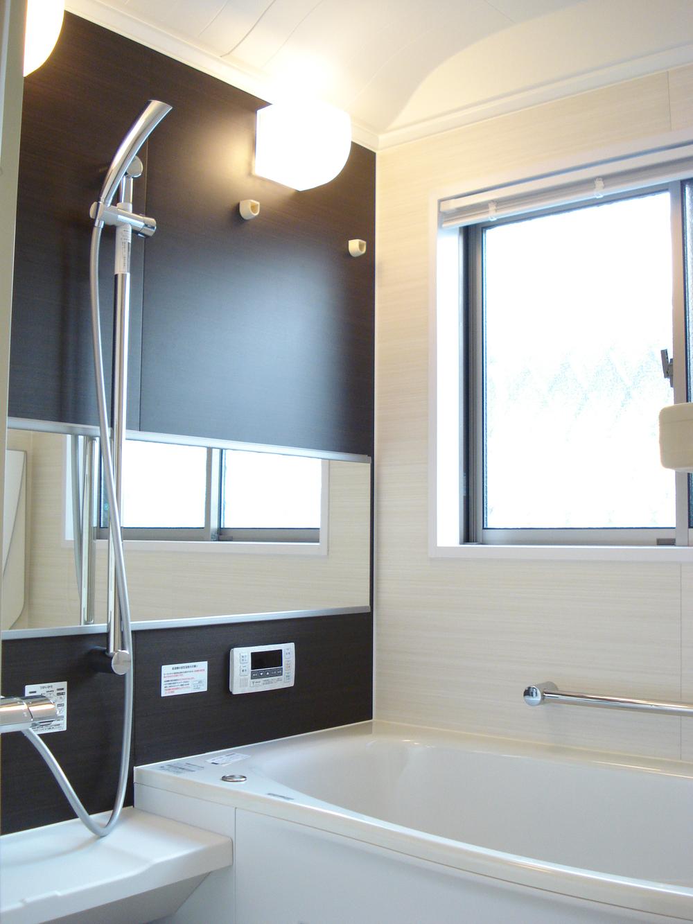 Bathroom. Thermos bathtub Light with a heat insulating material. Conventional greater than 1 tsubo size (1717). Karari floor, Accessible dedicated system bus. 