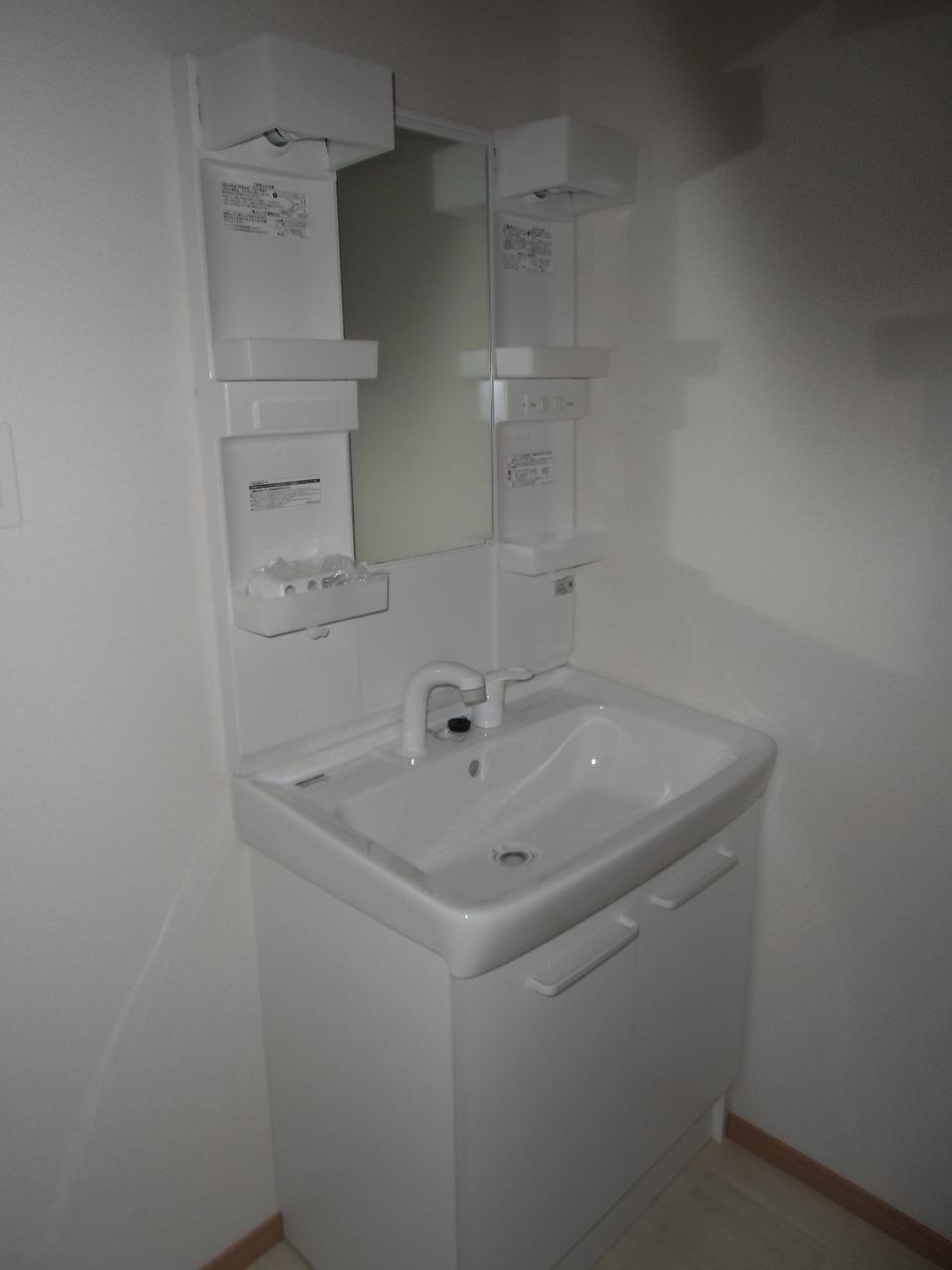 Wash basin, toilet. 2013.10.31 shooting