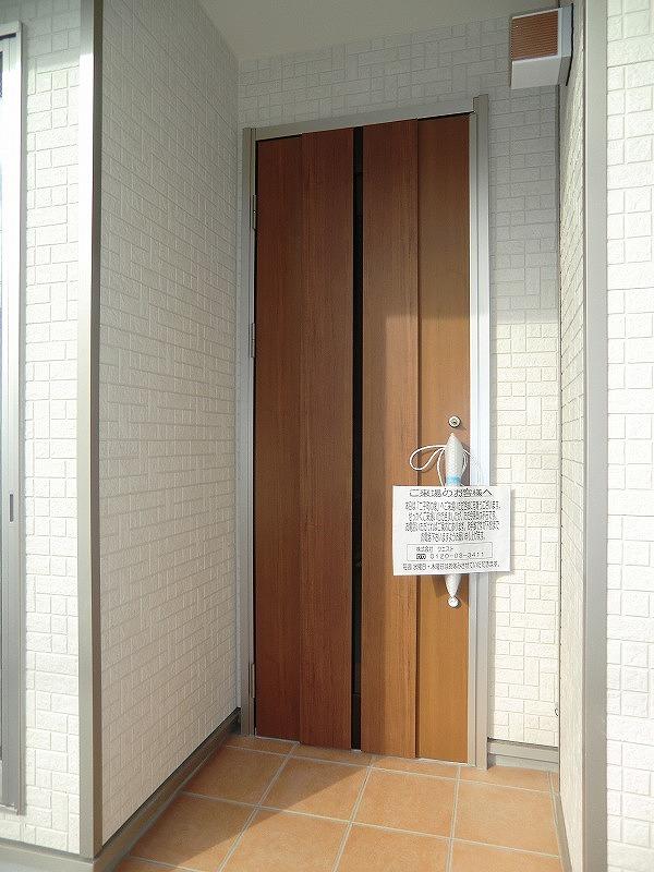 Entrance. Local (12 May 2013) Shooting