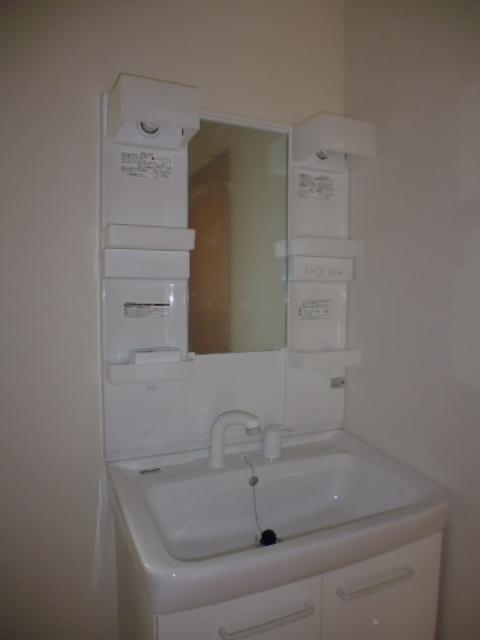 Wash basin, toilet. Washroom!