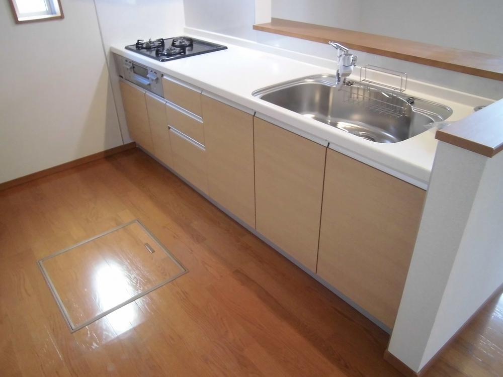 Kitchen. 1 Building: Kitchen Artificial marble counter of the system kitchen (face-to-face ・ Underfloor Storage Yes)