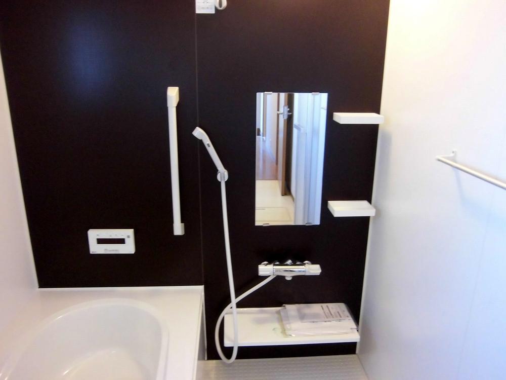 Bathroom. 1 Building: Bathroom 1 tsubo size ・ Barrier-free, Unit bus with a bathroom drying heater