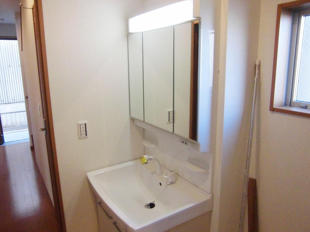 Wash basin, toilet. 1 Building: vanity 750 size shampoo dresser