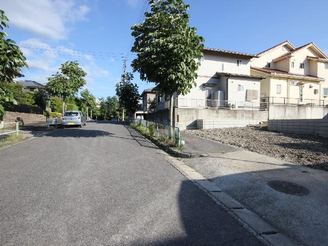 Local photos, including front road. Local photos, including the front road (from the west)