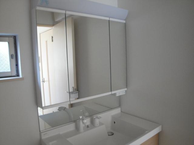 Other. Same specifications washbasin.  90cm wide three-sided mirror shower with dresser. 