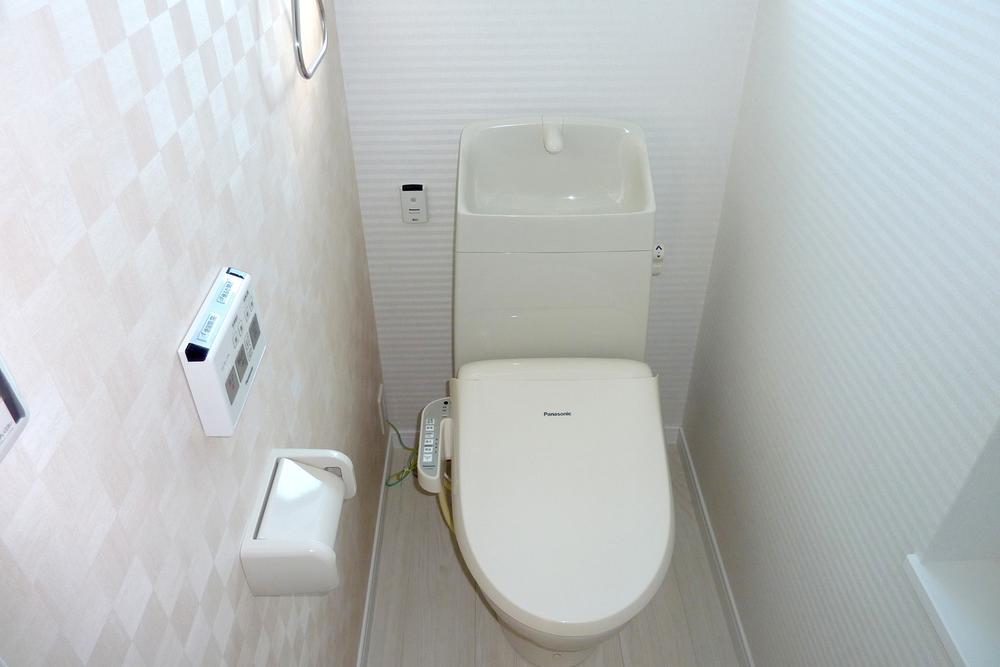 Toilet. Indoor (12 May 2013) Shooting