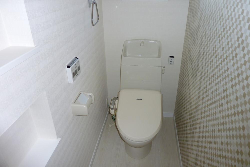 Toilet. Indoor (12 May 2013) Shooting