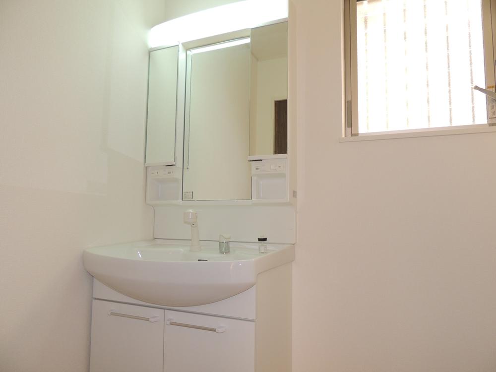Wash basin, toilet. Indoor photo