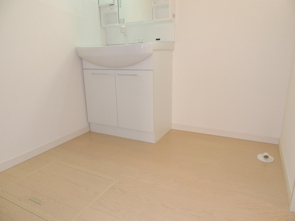 Wash basin, toilet. Indoor photo