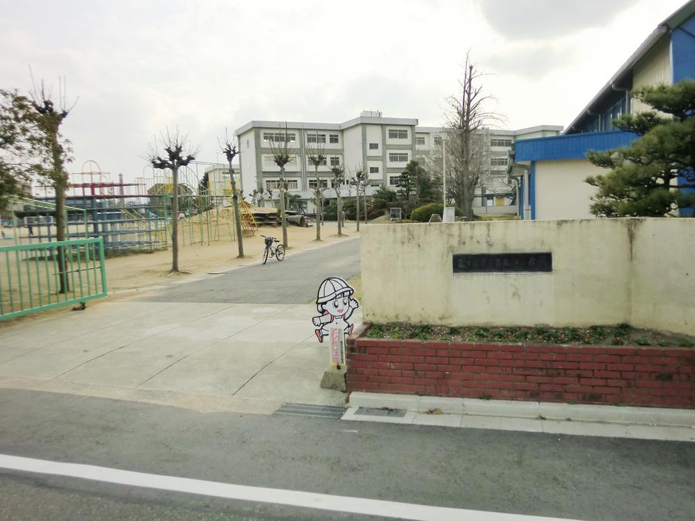 Primary school. Kasugai Municipal Toriimatsu to elementary school 615m