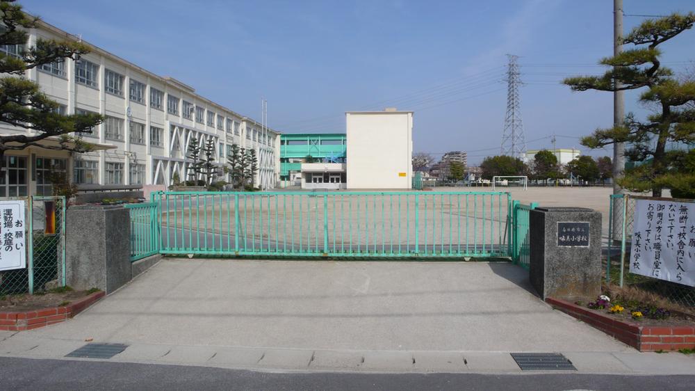 Primary school. Ajiyoshi until elementary school 1200m
