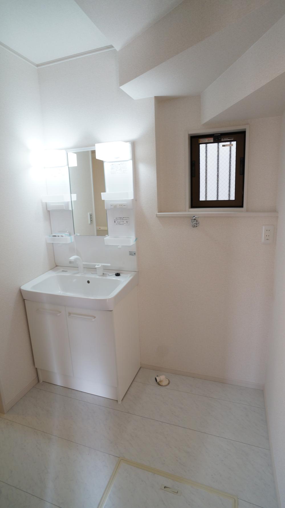 Wash basin, toilet. Room (May 2013) Shooting