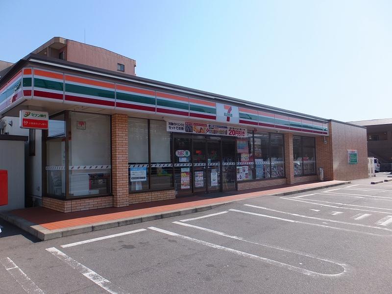 Convenience store. 1120m to Seven-Eleven