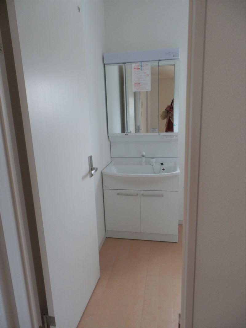 Wash basin, toilet