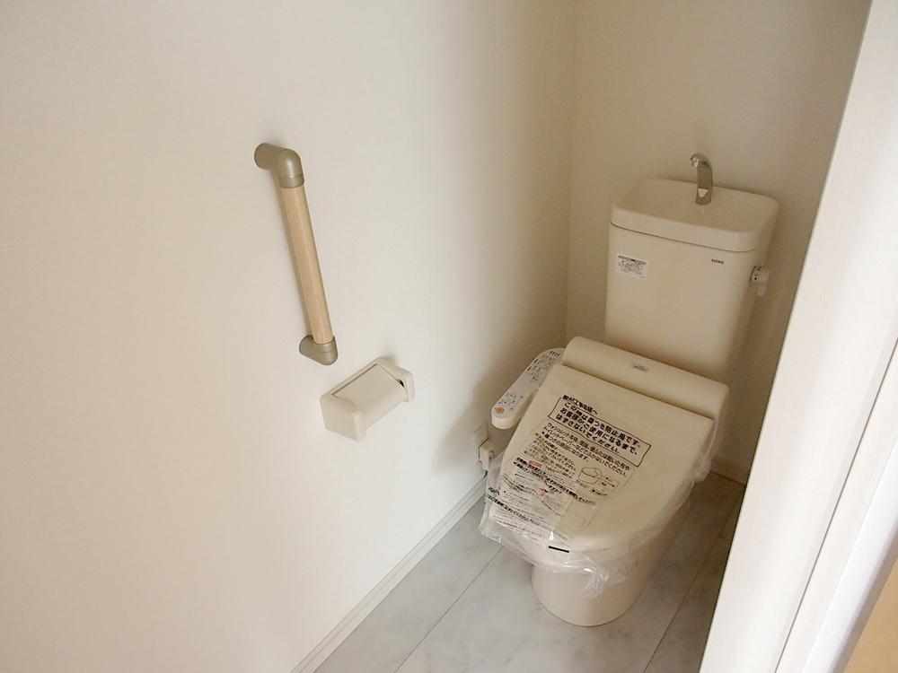 Toilet. Indoor (11 May 2013) Shooting