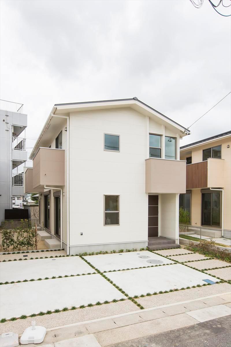 Local appearance photo. E Togaikan photo family reunion space of "living" is, Was bright and open space provided with a blow to the top. Neat maintained a convenient and "back door" and the entrance to the garbage out "entrance cloak" also glad plan!