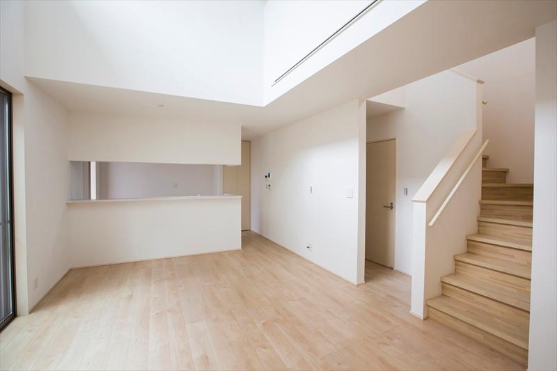 Living. Building E living top of the atrium living room, Produce a bright and airy space.