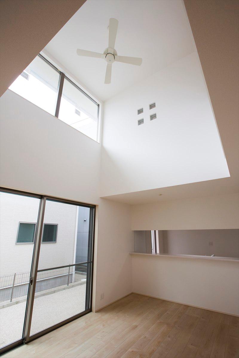 Other introspection. By providing the atrium in Building E blow living top, Directing the open space.