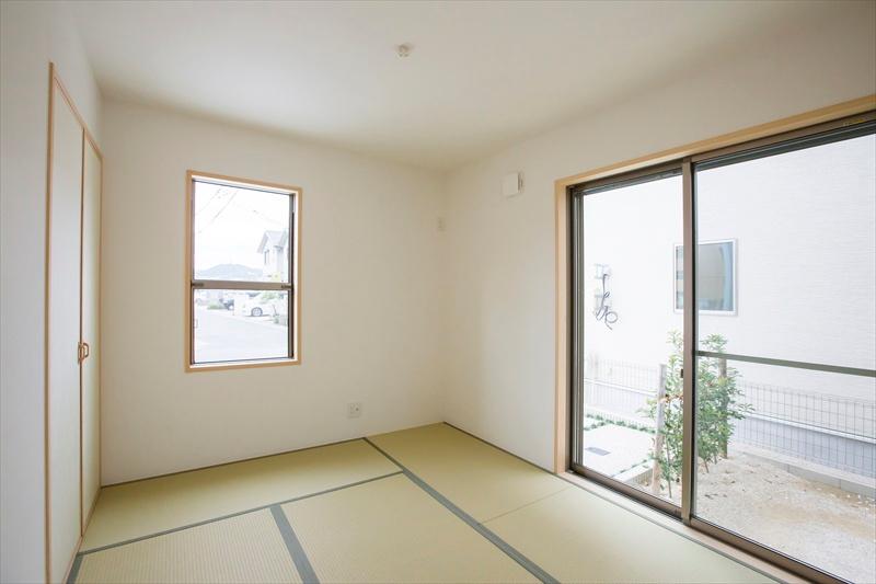 Non-living room. Japanese-style room with a lead in Building E Japanese-style living room, Guests can fold the laundry, You can use it for multiple purposes such as playground for children. 