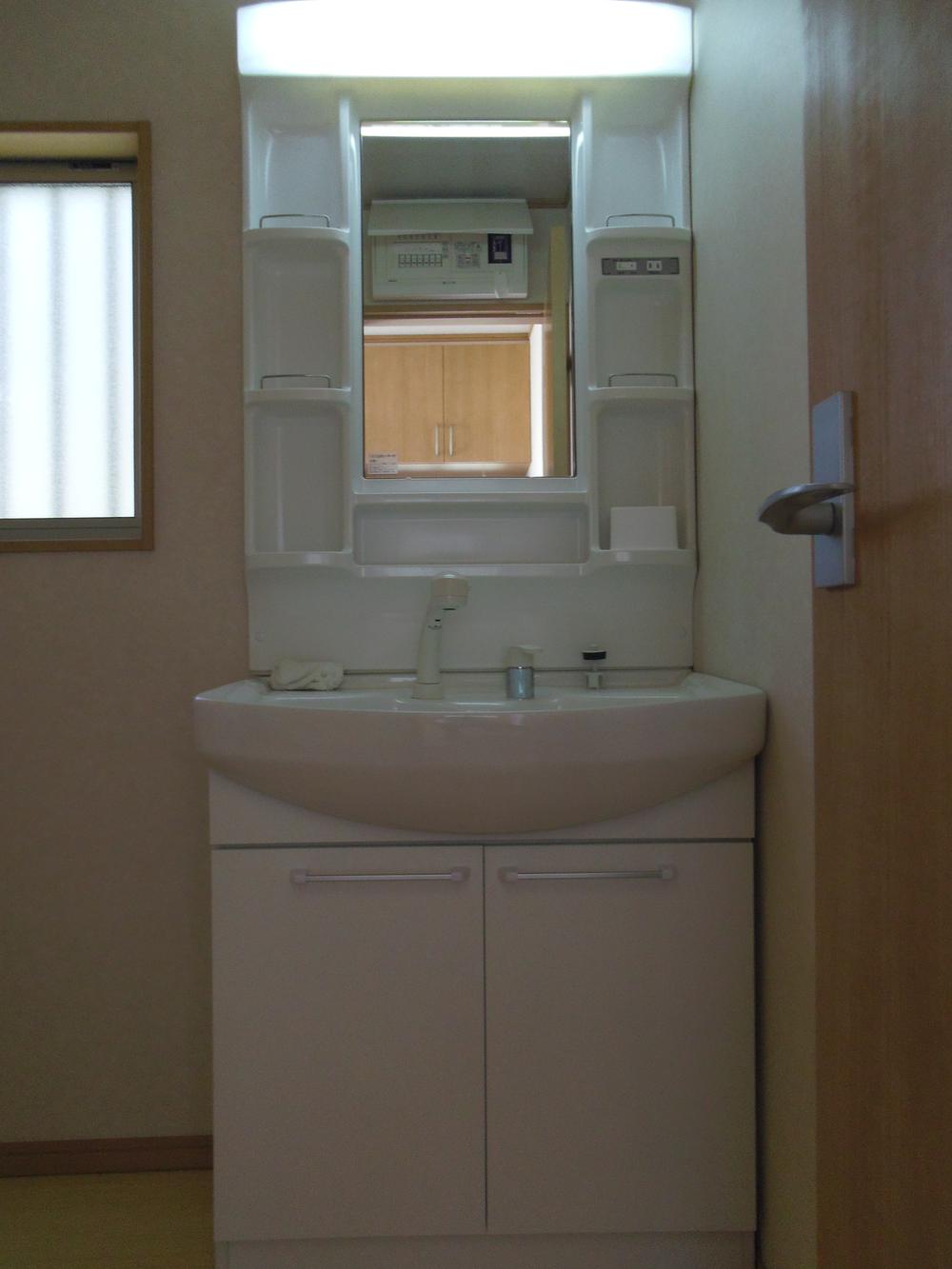 Wash basin, toilet. Indoor (09 May 2013) Shooting