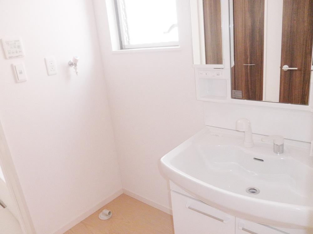 Wash basin, toilet. 1 Building vanity Three-sided mirror shower dresser