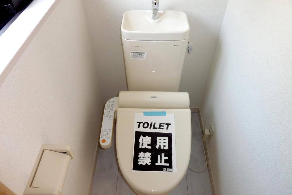 Toilet. Indoor (12 May 2013) Shooting