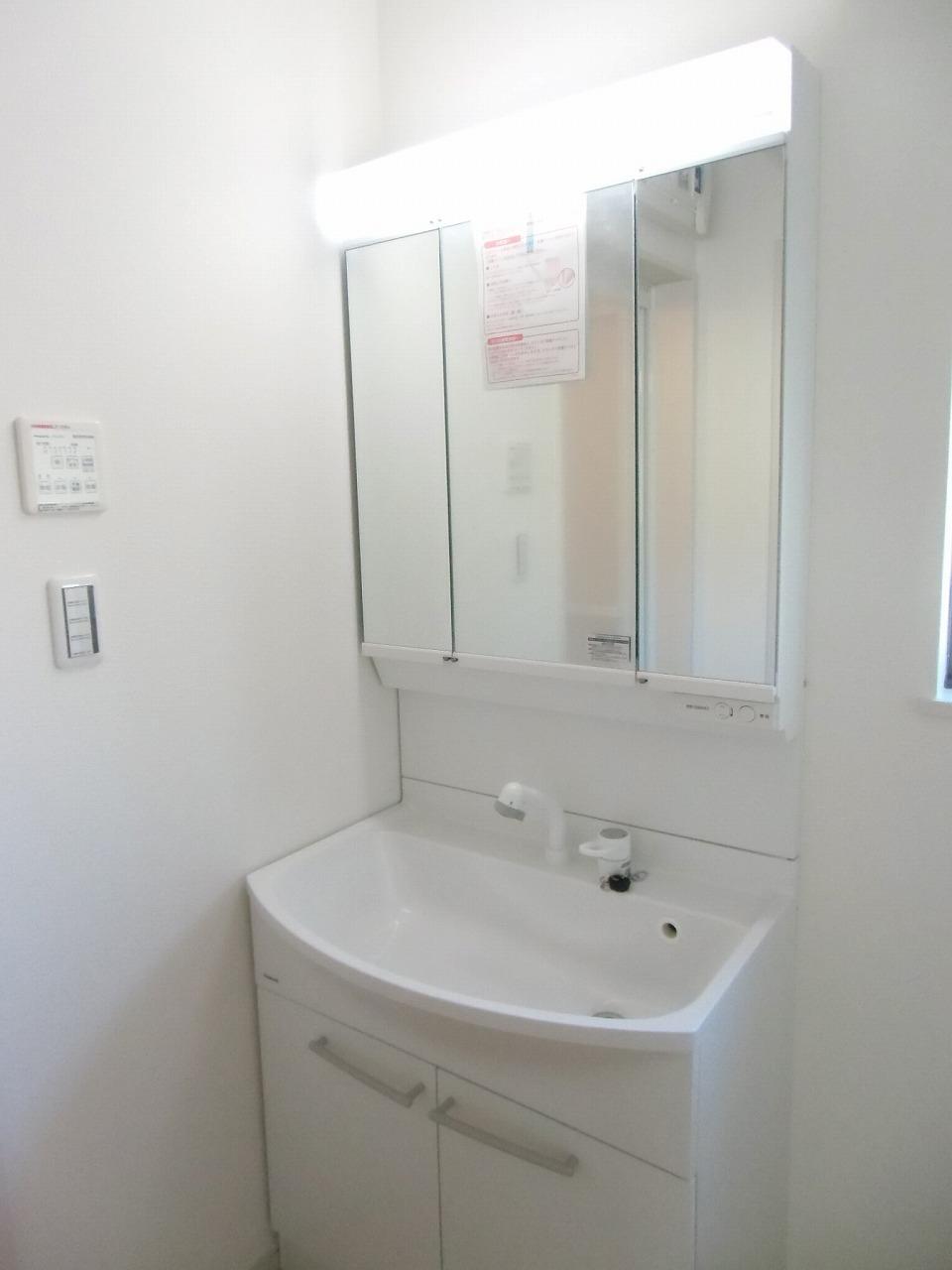 Wash basin, toilet. (2013.11.8) Shooting 1 Building