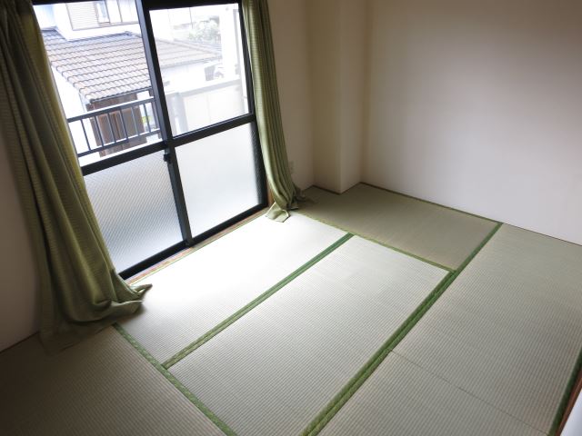 Living and room. It is the south side of the Japanese-style room.