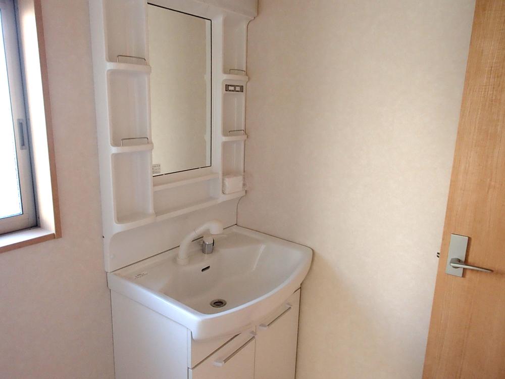 Wash basin, toilet. Building 2 room (November 2013) Shooting