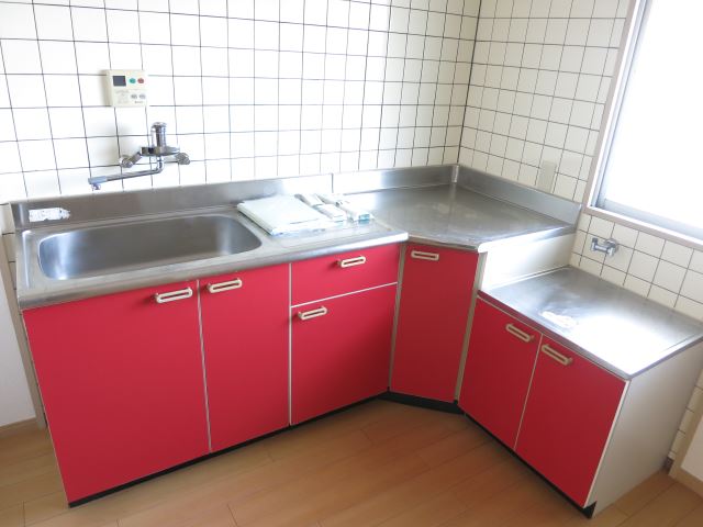 Kitchen. L-shaped kitchen