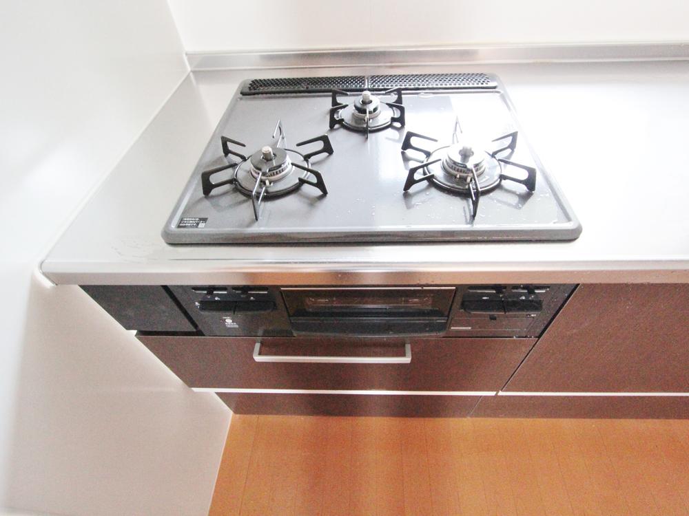 Other Equipment. 3-neck gas stove with grill system Kitchen