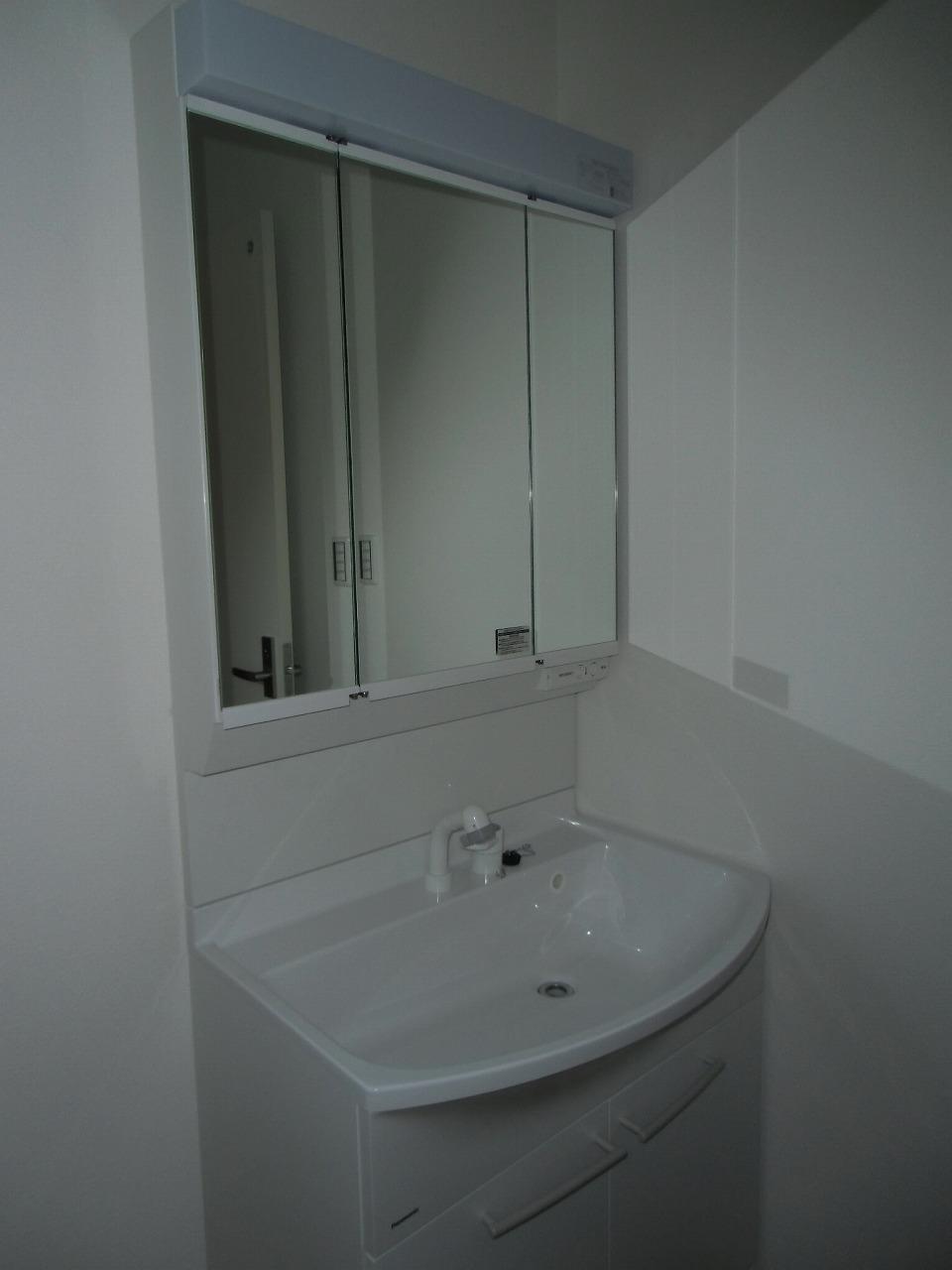 Wash basin, toilet. 2013.11.8 shooting
