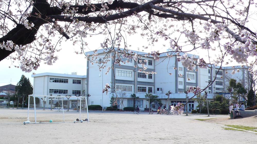 Primary school. Kasugai Municipal Toriimatsu to elementary school 634m