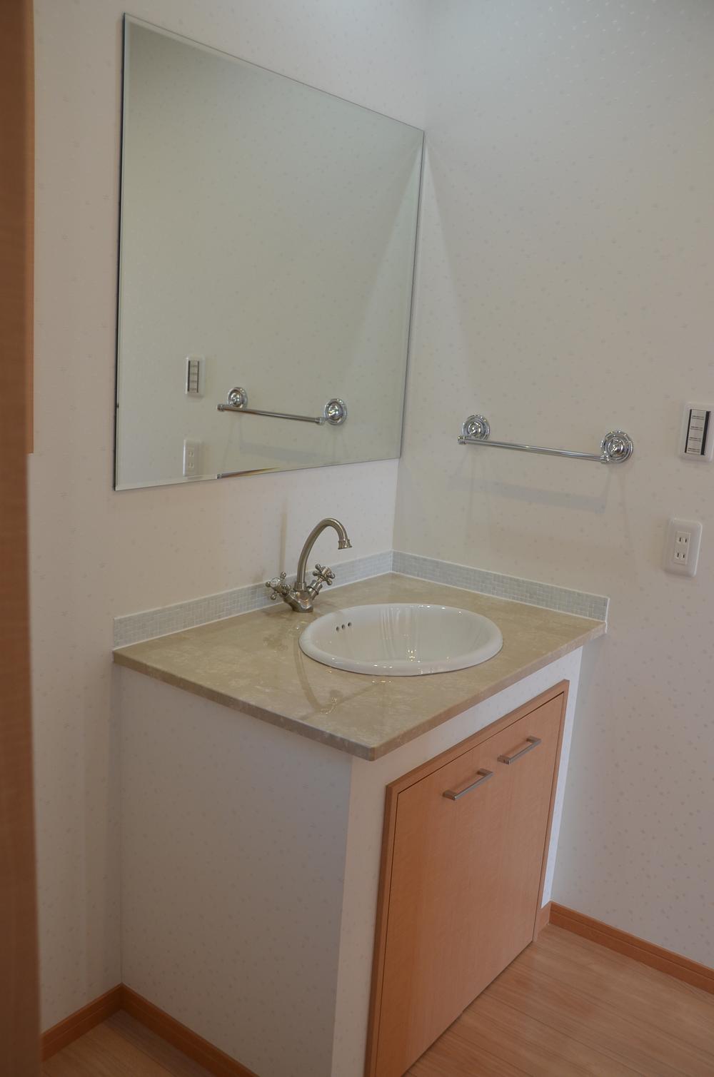 Wash basin, toilet. Glynn Home Original