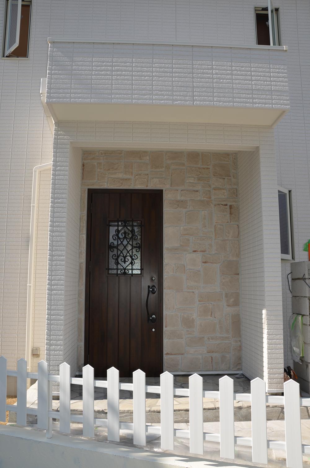 Entrance. Accents of stone bonded to each building