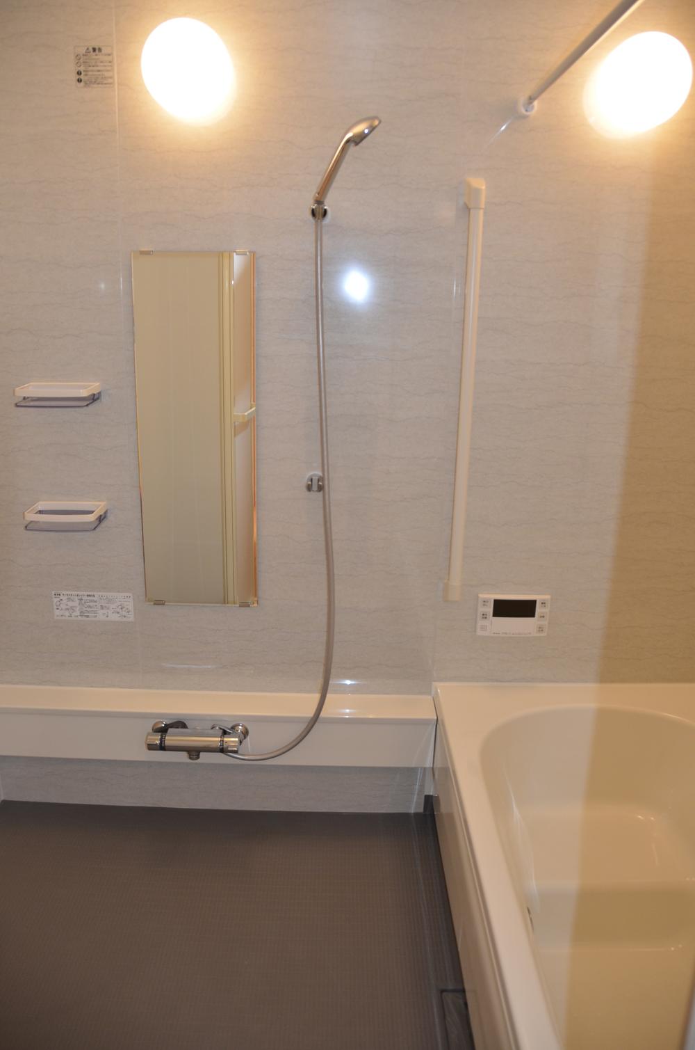 Bathroom. Spacious 1 tsubo bathroom
