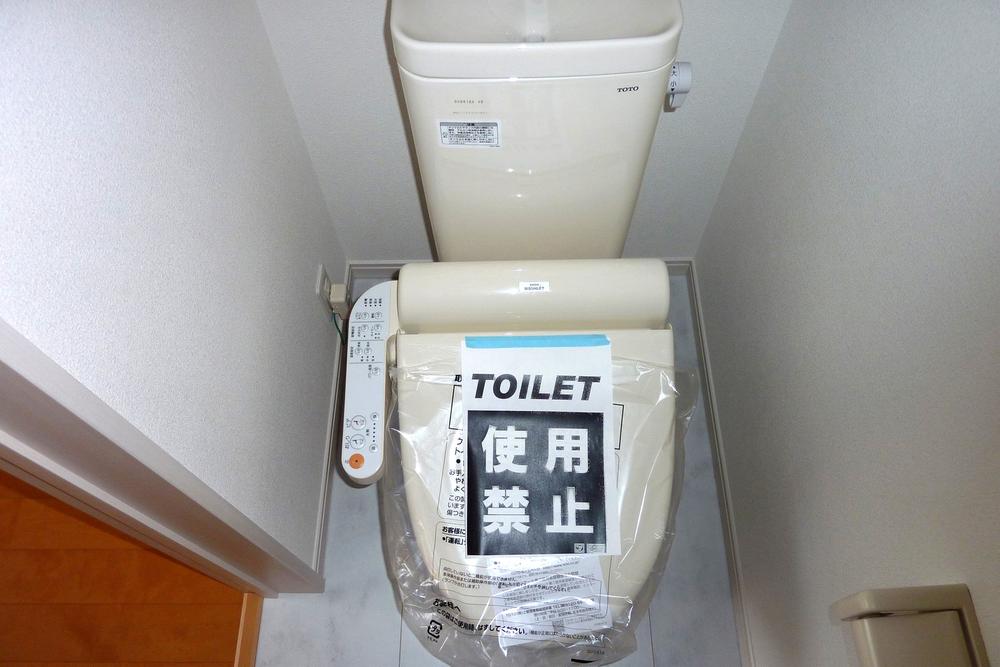 Toilet. Indoor (12 May 2013) Shooting