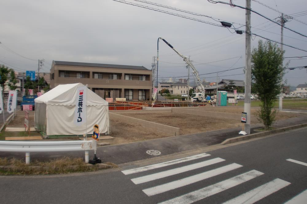 Local land photo. Corner lot that has been sandwiched between the A compartment 12m road. Safe sidewalk even to go to school has been established.
